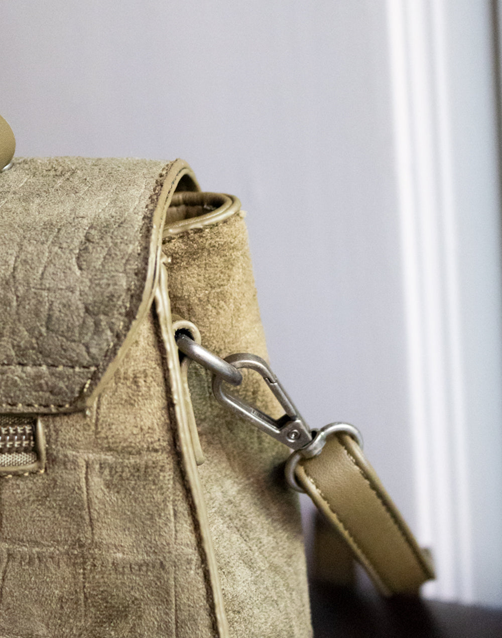 Bolso retourne efecto ante cocodrilo taupe tienda de ropa mujeres muestrarios coleccion complementos efecto retourne efecto piel suave mujer bolso correa
