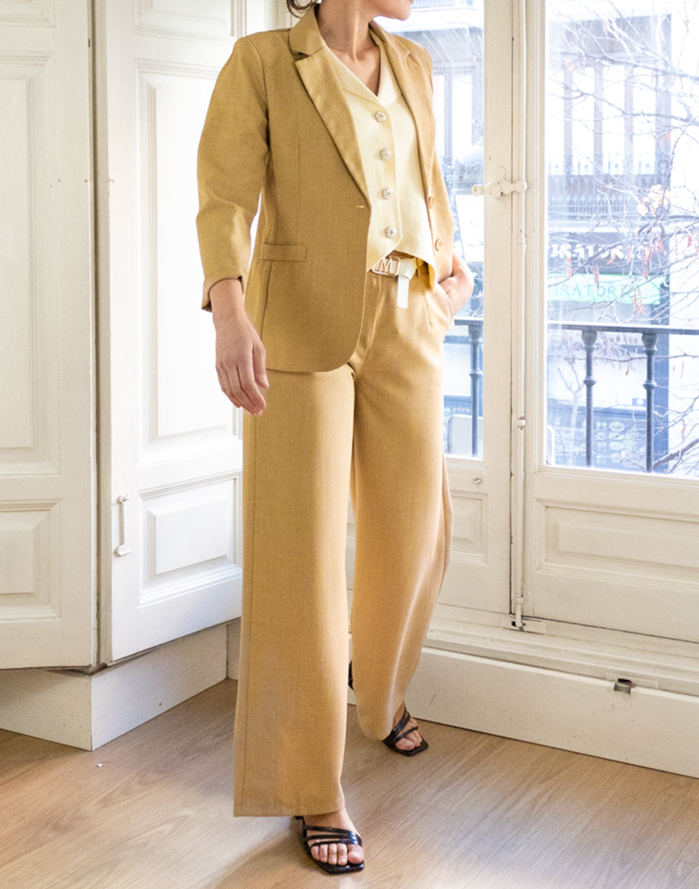 Pantalón sastre con cinturón incluido camel muestrarios de ropa y moda de mujer vestir bien elegante ideas para mujer de mediana edad