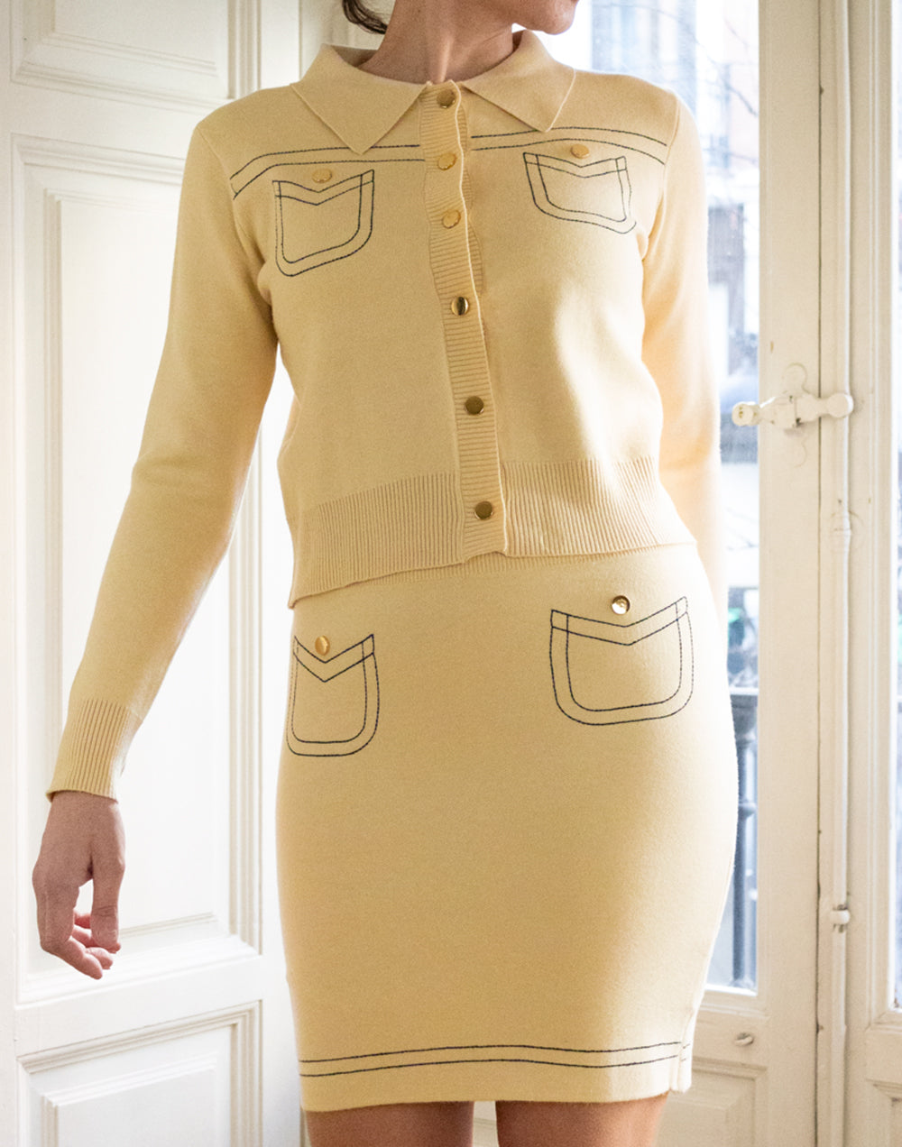 Falda corta de tricot con contornos beige muestrarios de ropa y moda de mujer vestir bien elegante
