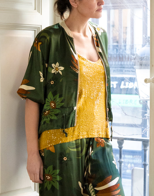 Chaqueta bomber estampado tropical verde oscuro muestrarios de ropa y moda de mujer vestir bien los días de calor