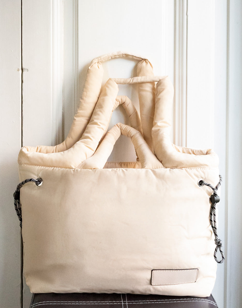 Bolso tote grande de nylon acolchado beige tienda de ropa mujeres muestrarios tote bolsos complementos accesorios acolchado asas 