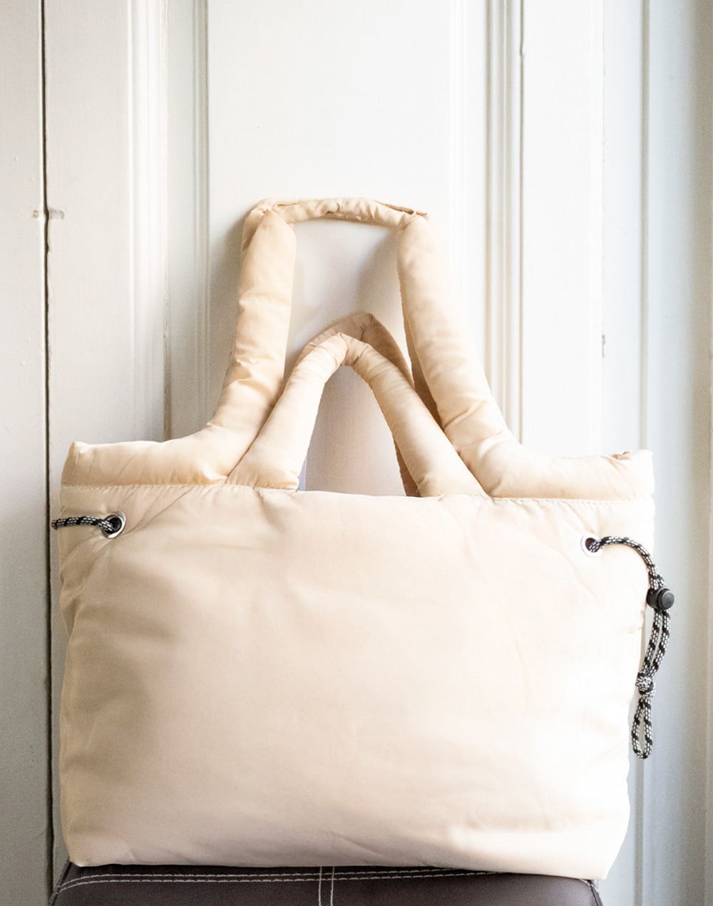 Bolso tote grande de nylon acolchado beige tienda de ropa mujeres muestrarios tote bolsos complementos accesorios acolchado asas 