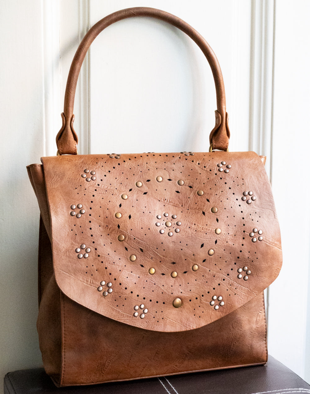Bolso de hombro boho con tapeta y tachuelas marrón claro vintage rustico elegante solapa tachuelas bolso cierre con cremallera cierre con iman mujer tienda de ropa muestrarios bolsos correa extraible correa ajustable bolsillo coleccion complementos