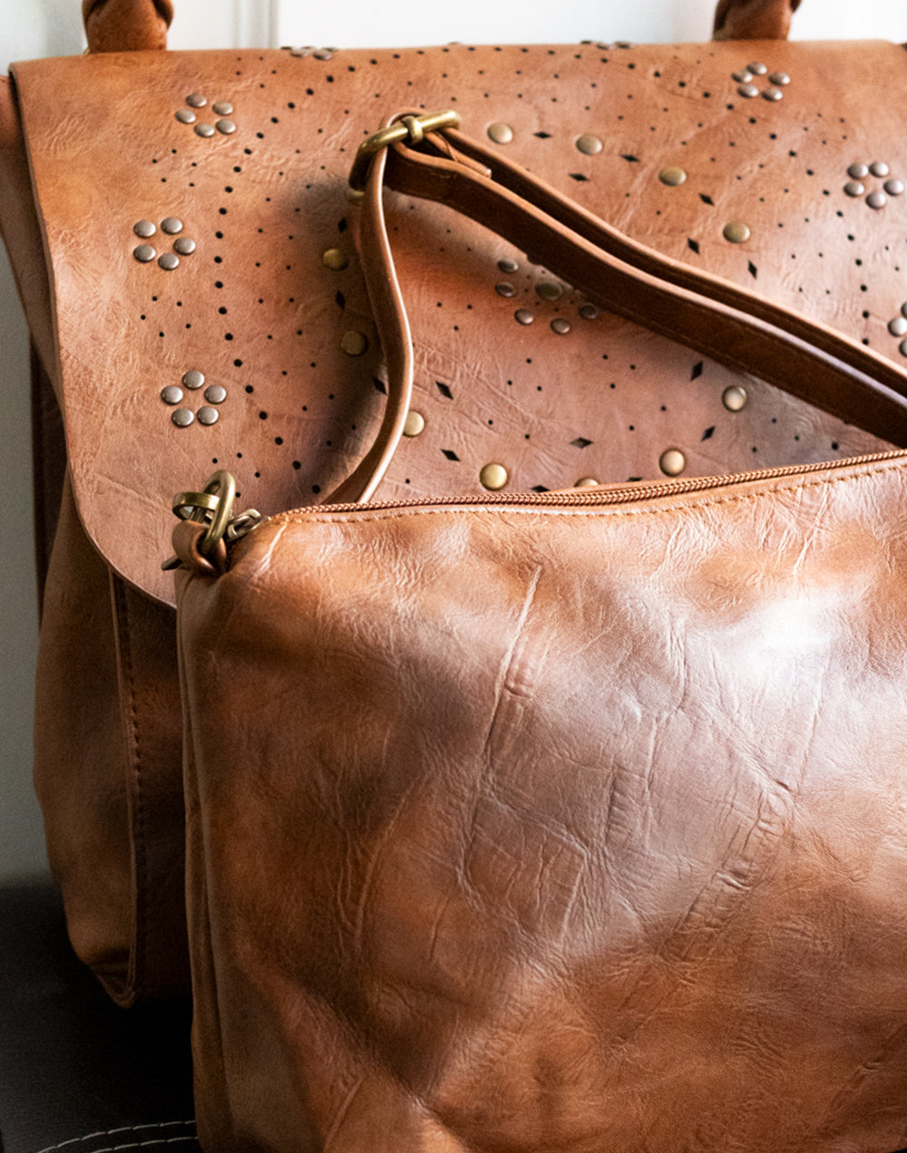 Bolso de hombro boho con tapeta y tachuelas marrón claro vintage rustico elegante solapa tachuelas bolso cierre con cremallera cierre con iman mujer tienda de ropa muestrarios bolsos correa extraible correa ajustable bolsillo coleccion complementos