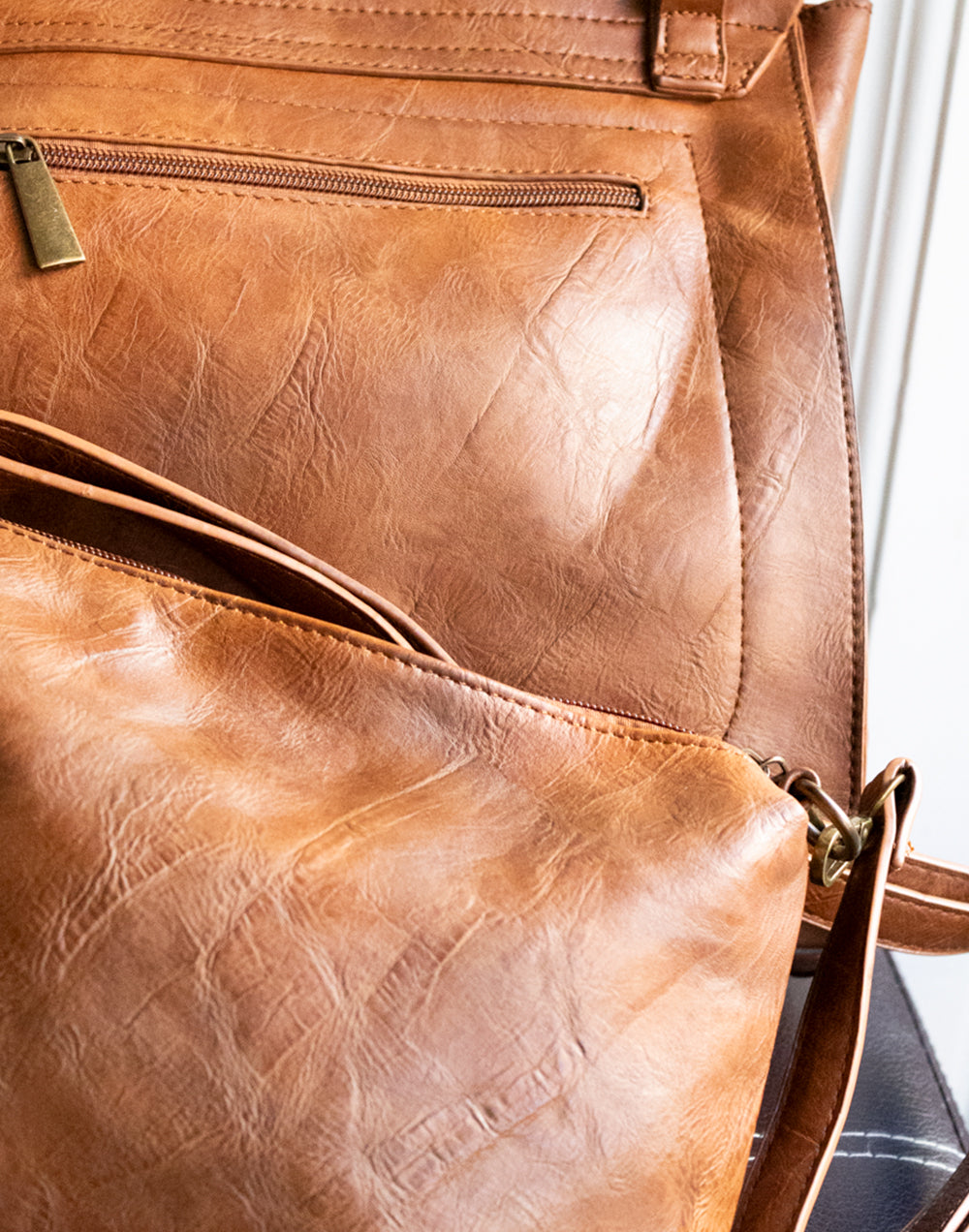 Bolso de hombro boho con tapeta y tachuelas marrón claro vintage rustico elegante solapa tachuelas bolso cierre con cremallera cierre con iman mujer tienda de ropa muestrarios bolsos correa extraible correa ajustable bolsillo coleccion complementos