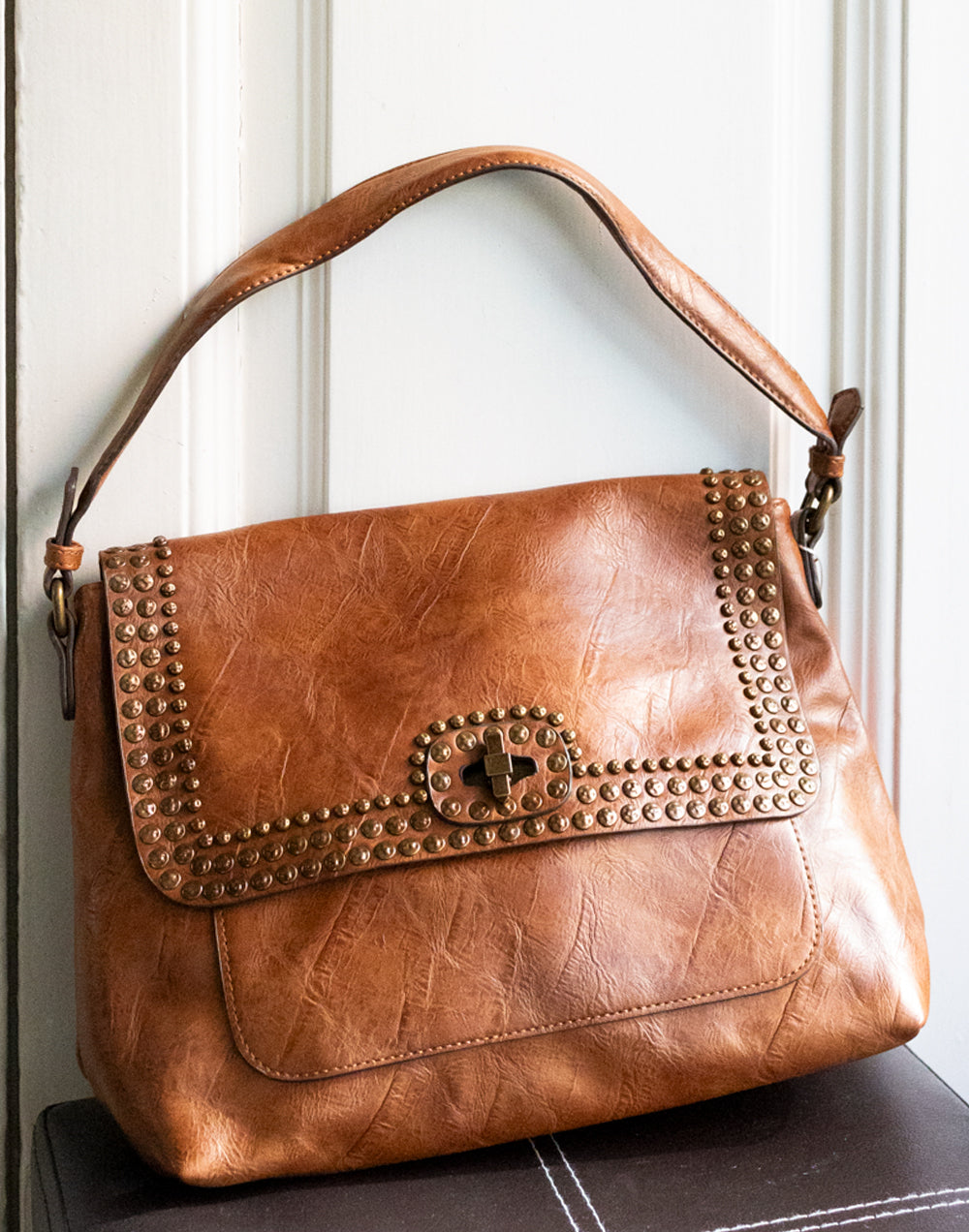 Bolso de hombro boho con tachuelas marrón vintage elegenate mujer tienda de ropa muestrarios coleccion complementos bolso bolsos tachuelas efecto piel correa de mano