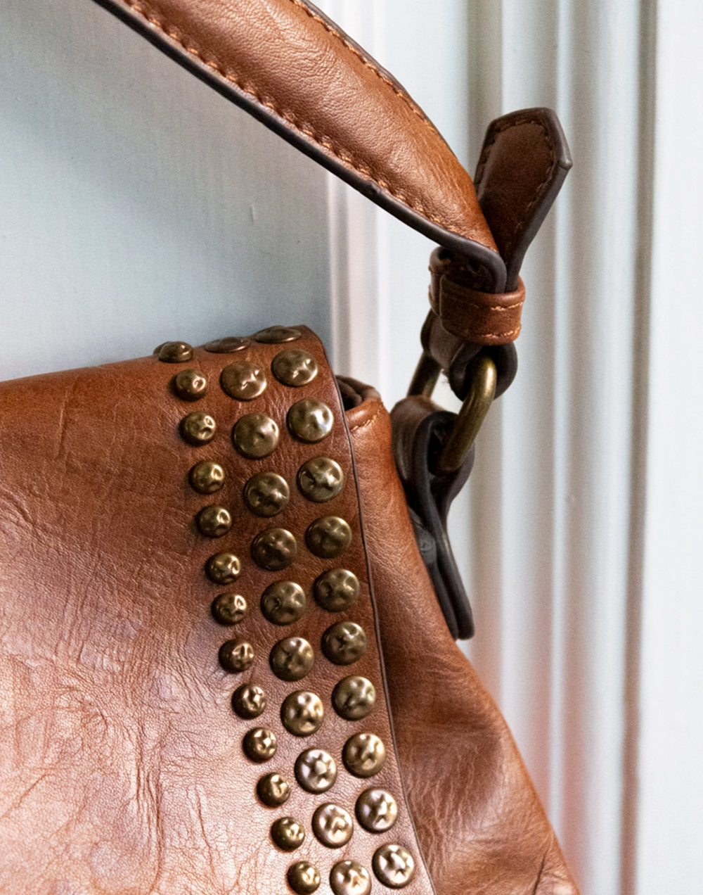 Bolso de hombro boho con tachuelas marrón vintage elegenate mujer tienda de ropa muestrarios coleccion complementos bolso bolsos tachuelas efecto piel correa de mano bolsillo trasero