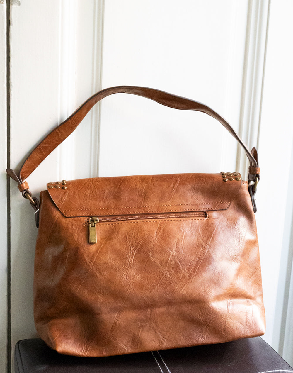 Bolso de hombro boho con tachuelas marrón vintage elegenate mujer tienda de ropa muestrarios coleccion complementos bolso bolsos tachuelas efecto piel correa de mano bolsillo trasero