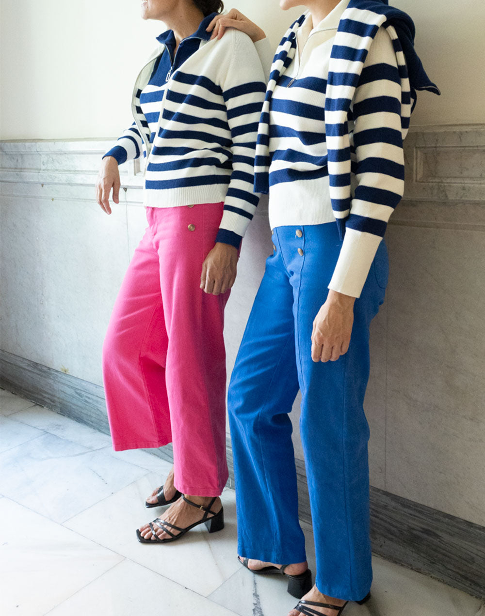 Vaquero azul eléctrico con adorno de tachuelas doradas tienda de ropa mujer y moda