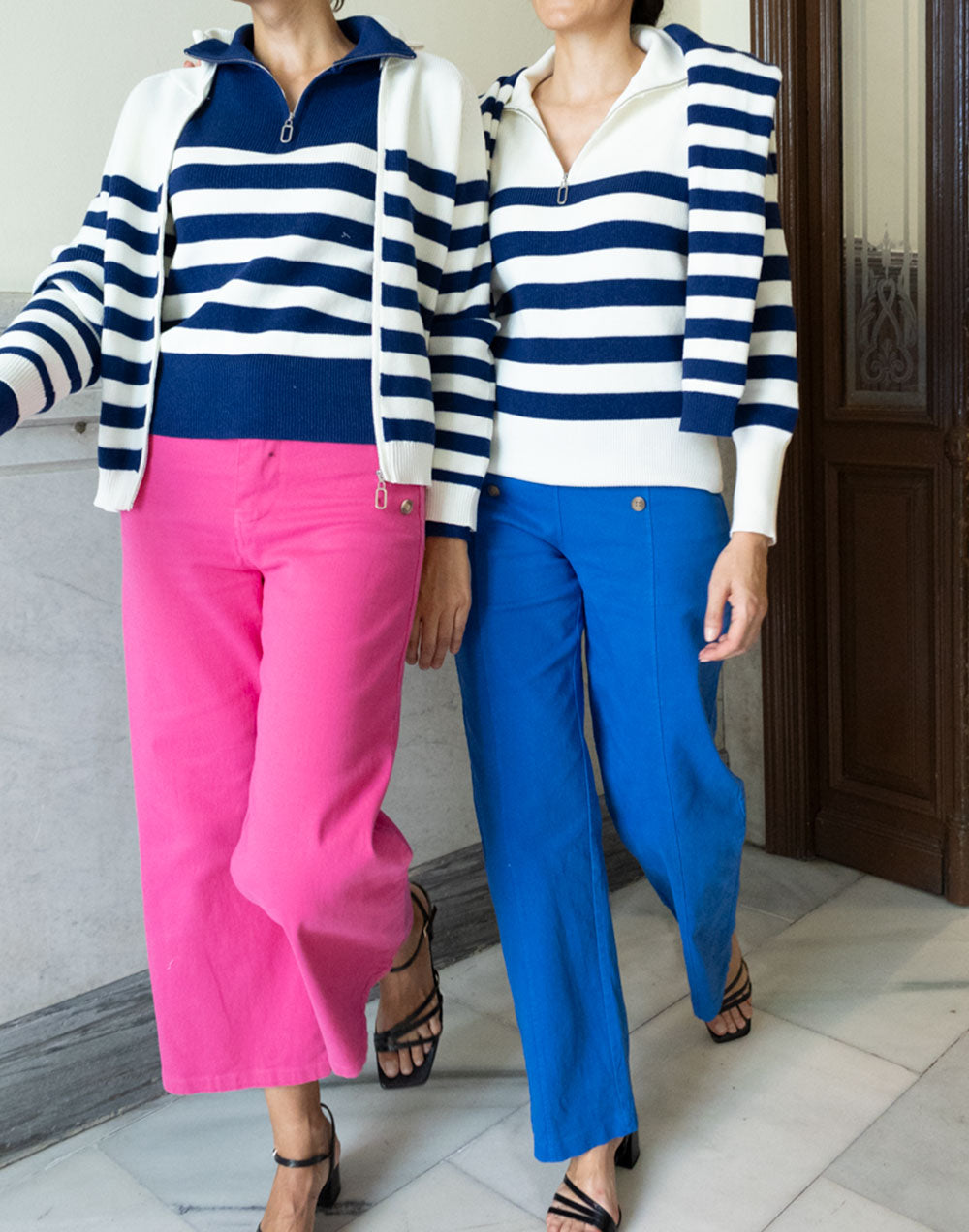 Vaquero azul eléctrico con adorno de tachuelas doradas tienda de ropa mujer y moda