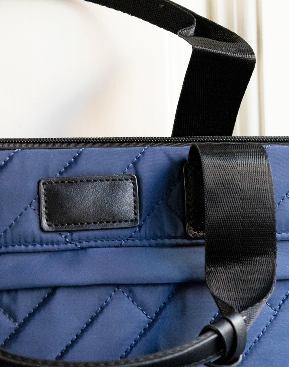 Bolso tote guateado con azul marino marfil tienda de ropa muestrarios mujeres accesorios complementos correa ajustable bolsos monedero elegante