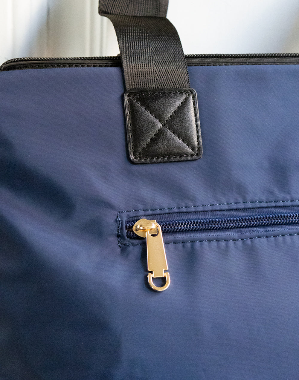 Bolso tote guateado con azul marino marfil tienda de ropa muestrarios mujeres accesorios complementos correa ajustable bolsos monedero elegante