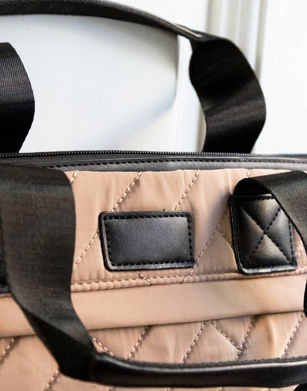 Bolso tote guateado con camel marfil tienda de ropa muestrarios mujeres accesorios complementos correa ajustable bolsos monedero elegante