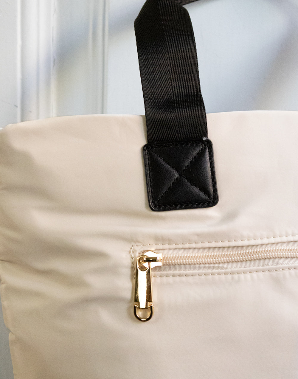 Bolso tote guateado con monedero blanco marfil tienda de ropa muestrarios mujeres accesorios complementos correa ajustable bolsos monedero elegante