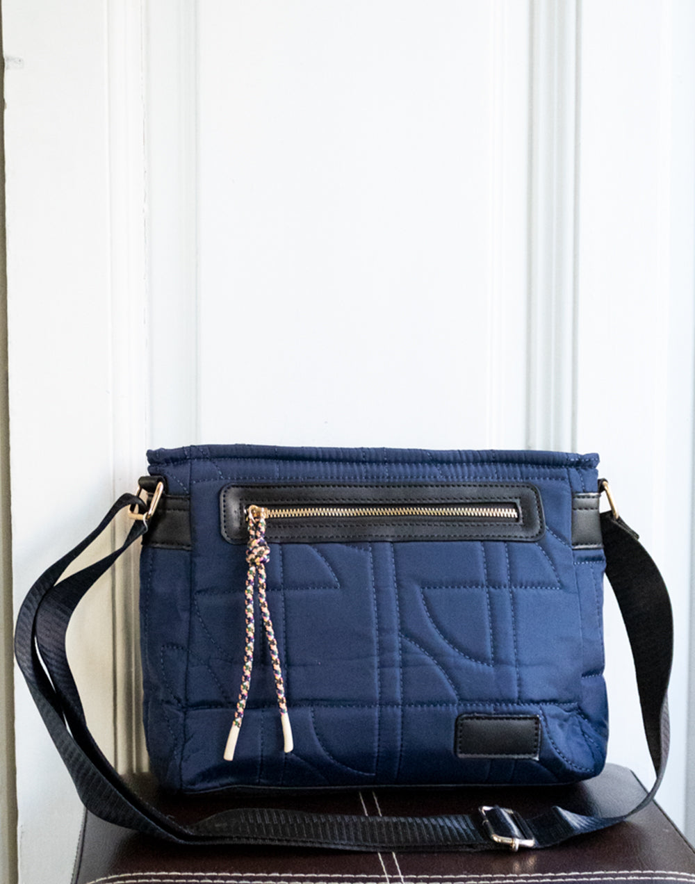 Bolso bandolera mediana guateada azul marino tienda de ropa mujeres muestrarios bandolera bolsos guateado detalle cuerda cordon colores correa ajustable bolsillo
