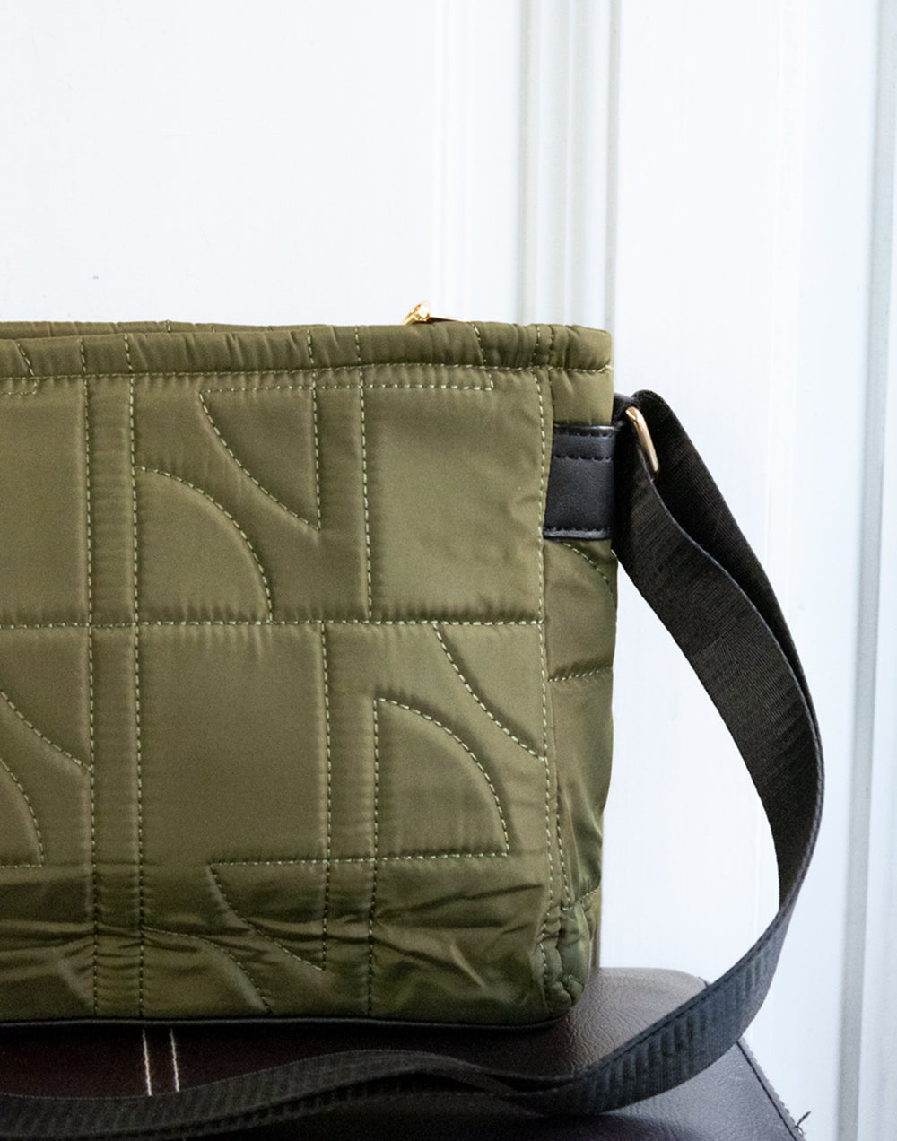 Bolso bandolera mediana guateada verde tienda de ropa mujeres muestrarios bandolera bolsos guateado detalle cuerda cordon colores correa ajustable bolsillo