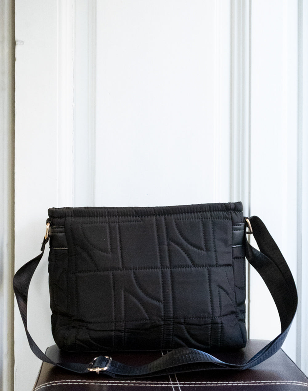 Bolso bandolera mediana guateada negra tienda de ropa mujeres muestrarios bandolera bolsos guateado detalle cuerda cordon colores correa ajustable bolsillo