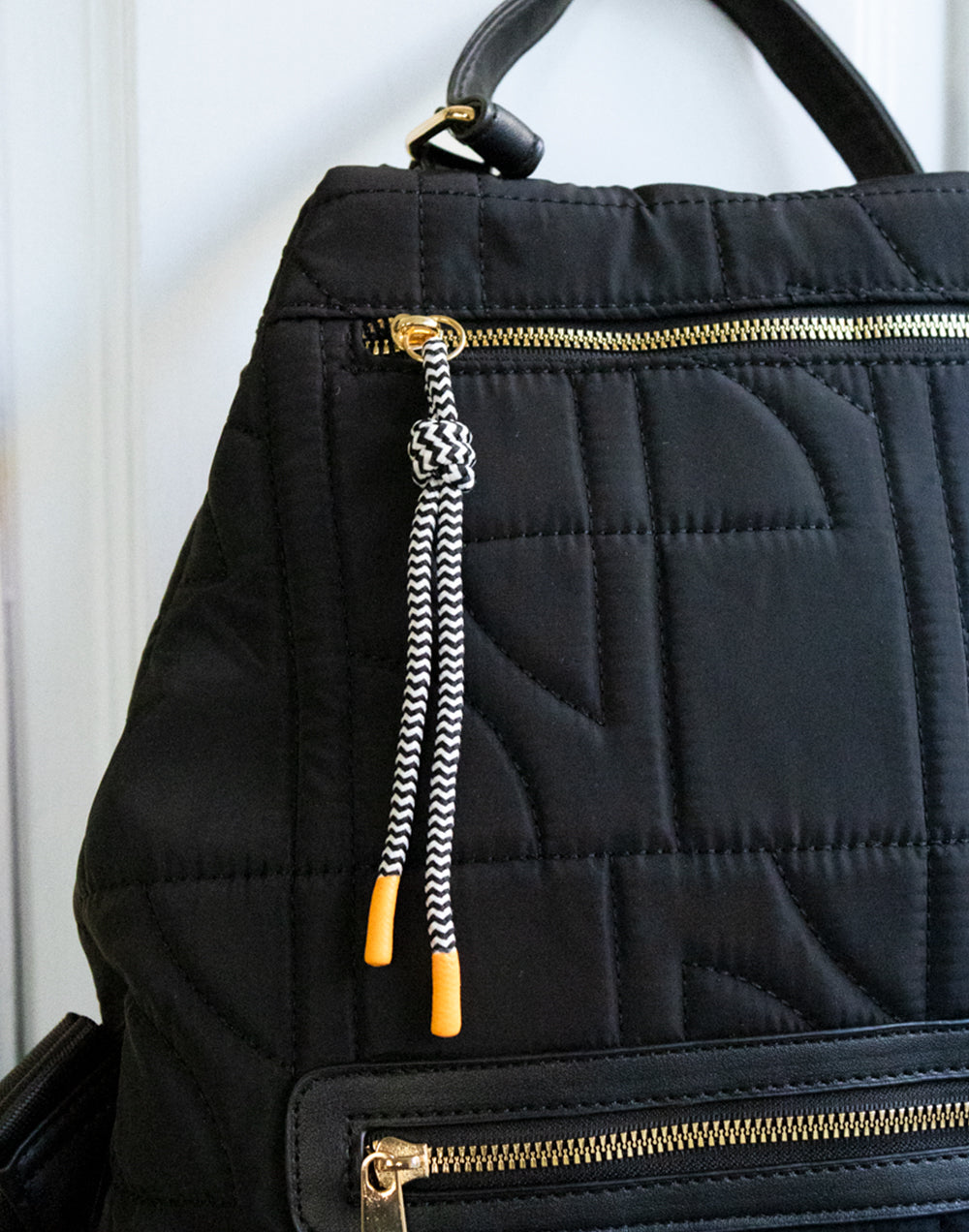 Mochila guateada con cremallera horizontal negra mochilas bolsos tienda de ropa mujeres muestrarios coleccion complementos accesorios detalle cordon correa bolsillos cremallera correa ajustable