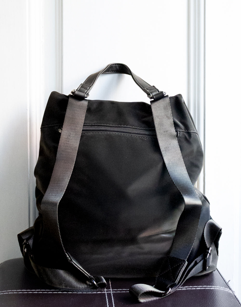 Mochila nylon con cremallera horizontal negra mochilas bolsos tienda de ropa mujeres muestrarios coleccion complementos accesorios detalle cordon correa bolsillos cremallera