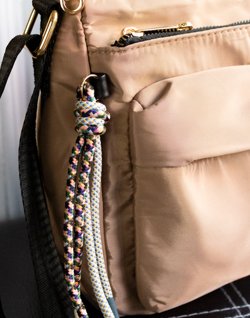 Bolso bandolera mediana nylon multibolsillos camel tienda de ropa mujeres muestrarios coleccion complementos accesorios bolsos bolsillos detalle cordon colores correa ajustable
