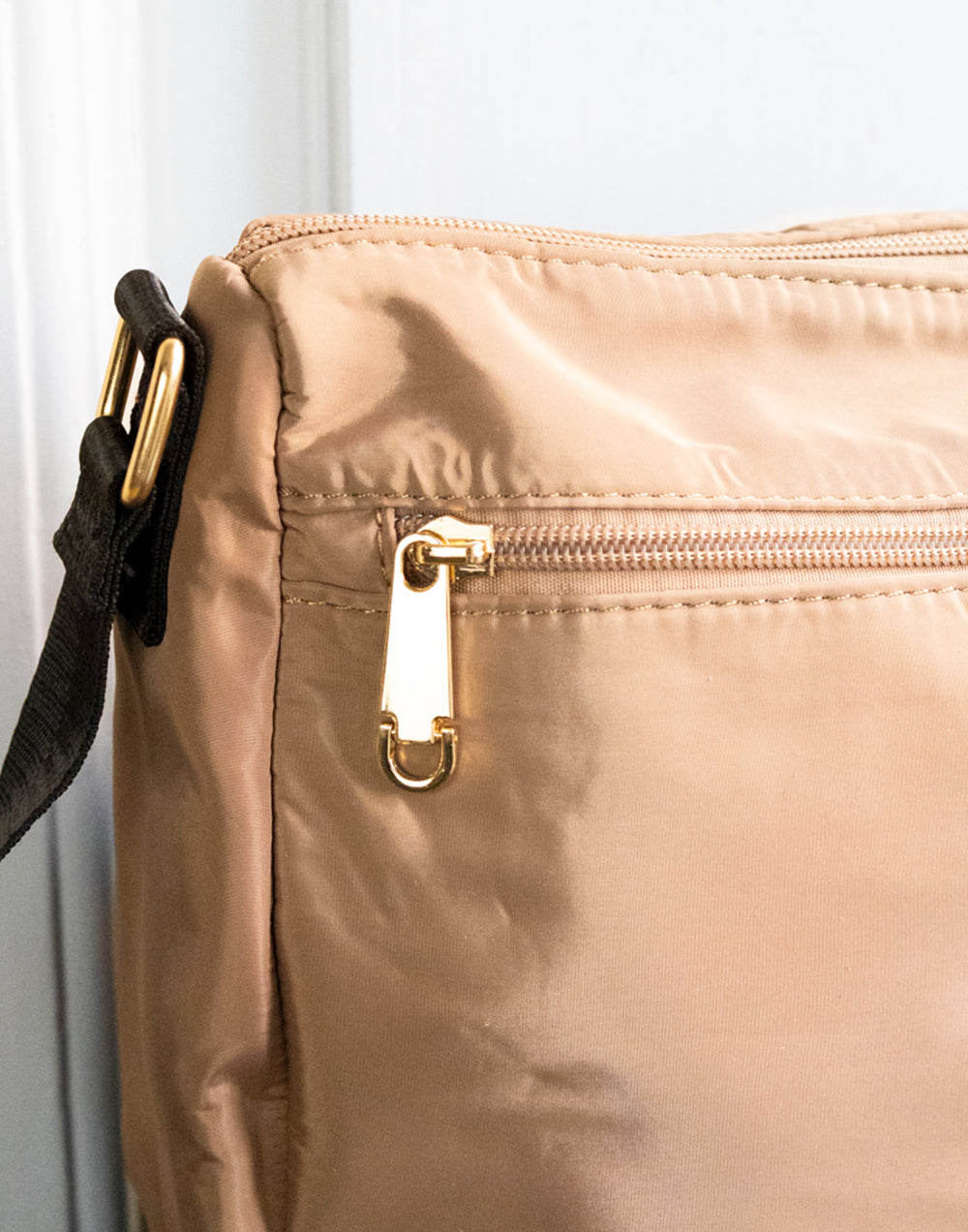 Bolso bandolera mediana nylon multibolsillos camel tienda de ropa mujeres muestrarios coleccion complementos accesorios bolsos bolsillos detalle cordon colores correa ajustable