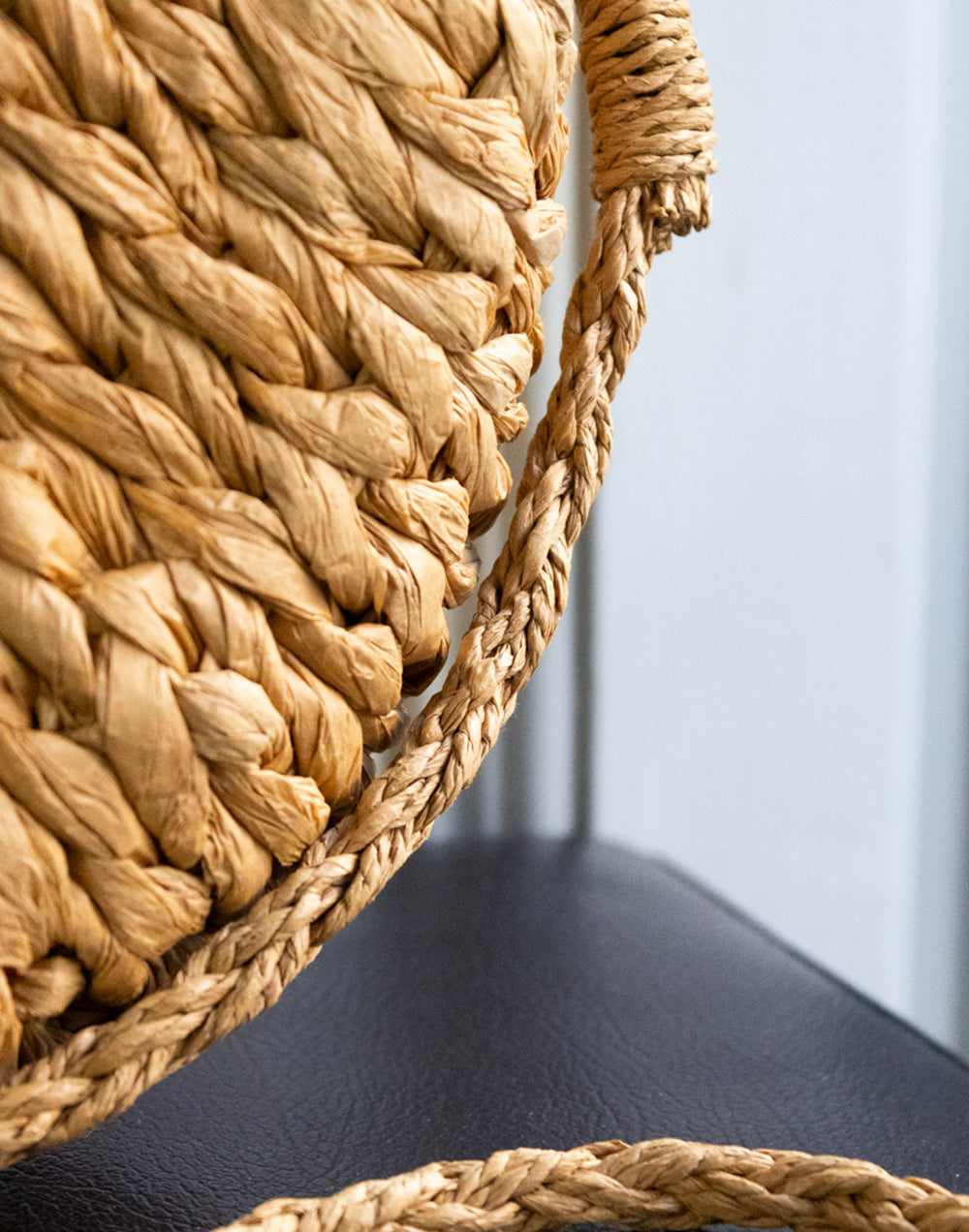 Bolso cesta con pañuelo verde tienda de ropa mujeres muestrario cesta bolsos pañuelo seda rafia trenzado detalle correa accesorios complementos verano