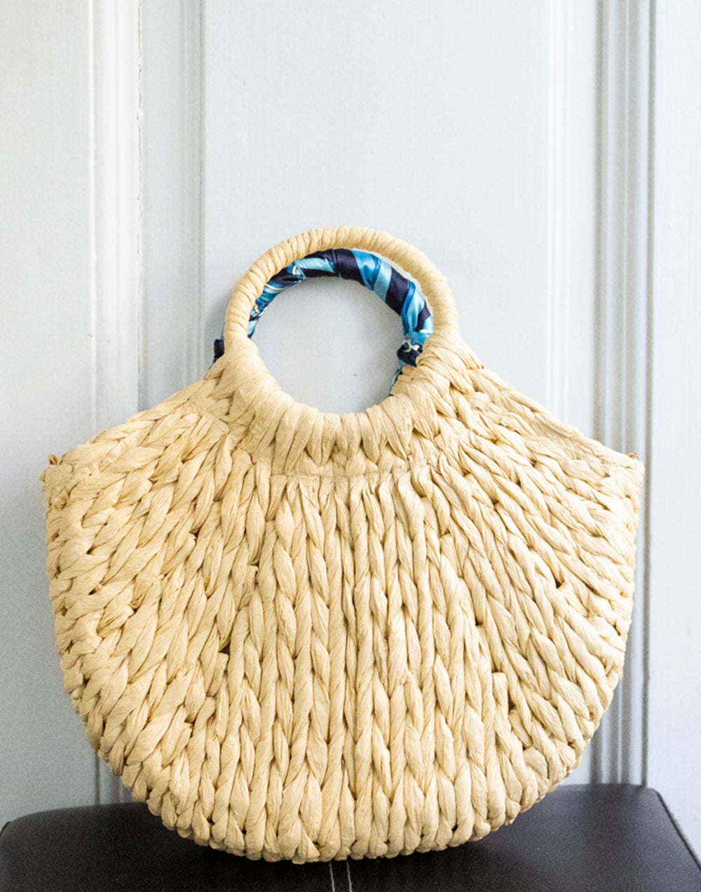 Bolso cesta con pañuelo azul tienda de ropa mujeres muestrario cesta bolsos pañuelo seda rafia trenzado detalle correa accesorios complementos verano