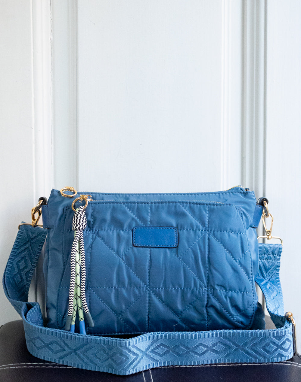 Bolso bandolera mediana guateada con correa estampada azul tienda de ropa mujeres muestrarios coleccion accesorios complementos bandolera bolsos correa estampado accesorio detalle bolsillos