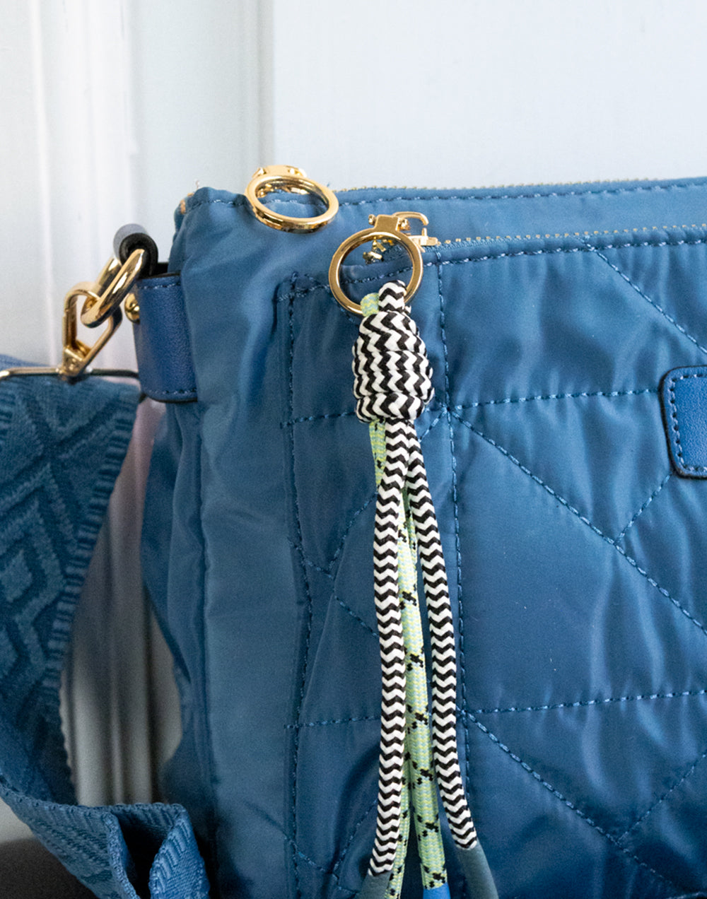 Bolso bandolera mediana guateada con correa estampada azul tienda de ropa mujeres muestrarios coleccion accesorios complementos bandolera bolsos correa estampado accesorio detalle bolsillos