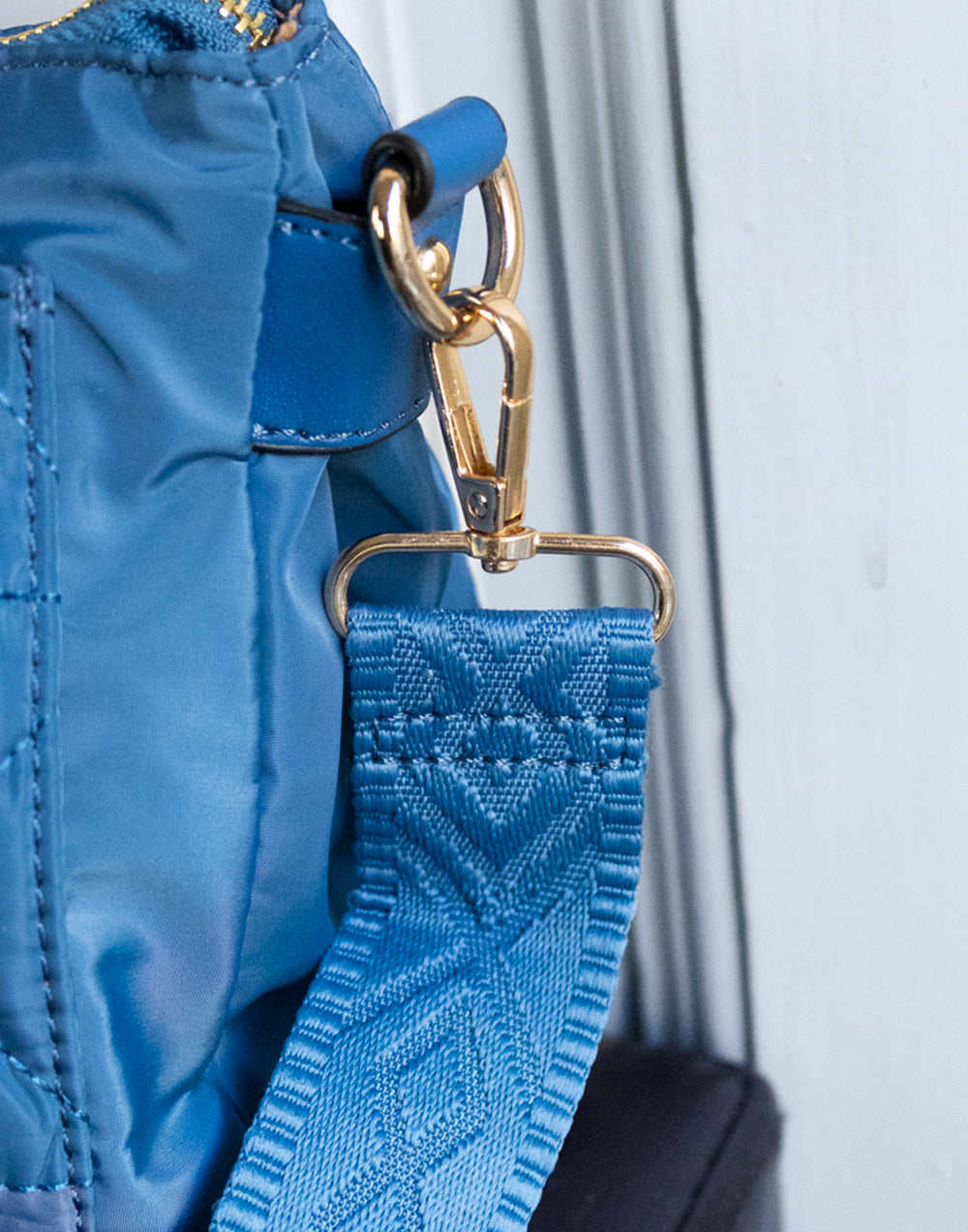 Bolso bandolera mediana guateada con correa estampada azul tienda de ropa mujeres muestrarios coleccion accesorios complementos bandolera bolsos correa estampado accesorio detalle bolsillos