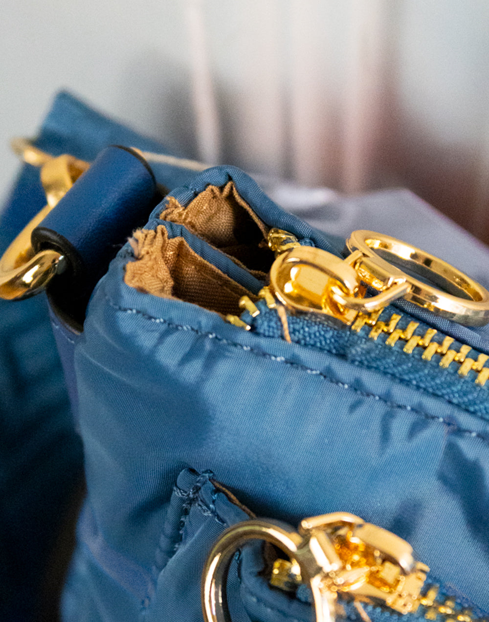 Bolso bandolera mediana guateada con correa estampada azul tienda de ropa mujeres muestrarios coleccion accesorios complementos bandolera bolsos correa estampado accesorio detalle bolsillos