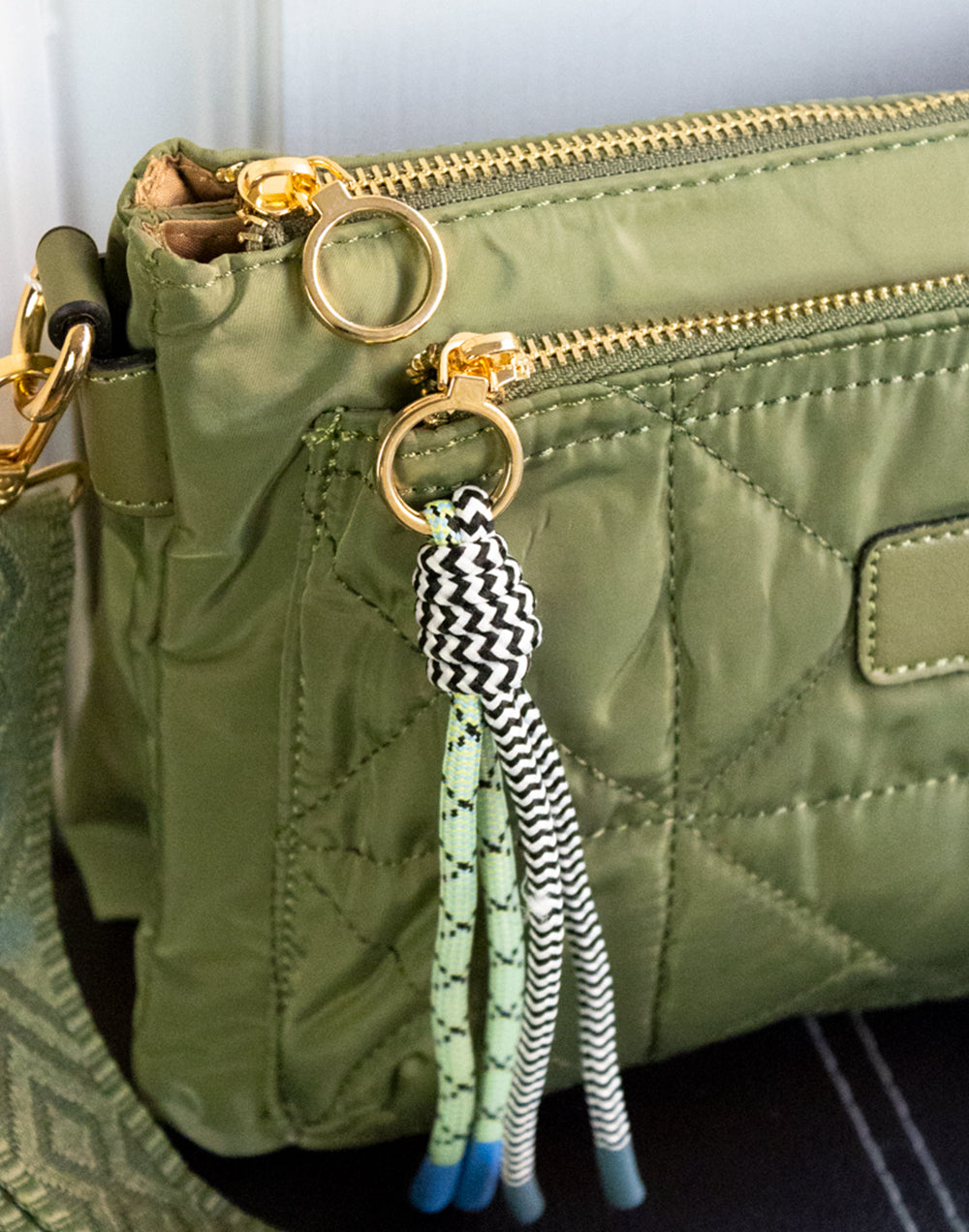 Bolso bandolera mediana guateada con correa estampada verde tienda de ropa mujeres muestrarios coleccion accesorios complementos bandolera bolsos correa estampado accesorio detalle bolsillos