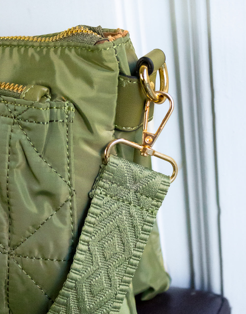 Bolso bandolera mediana guateada con correa estampada verde tienda de ropa mujeres muestrarios coleccion accesorios complementos bandolera bolsos correa estampado accesorio detalle bolsillos
