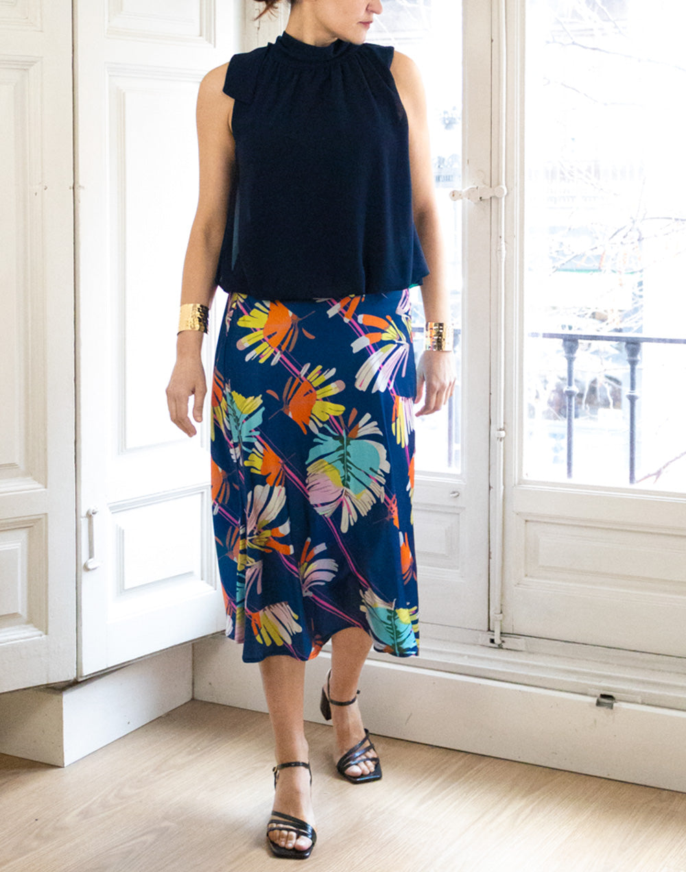 Falda al bies tropical multicolor azul marino muestrarios de ropa y moda de mujer vestir bien con talla grande plus
