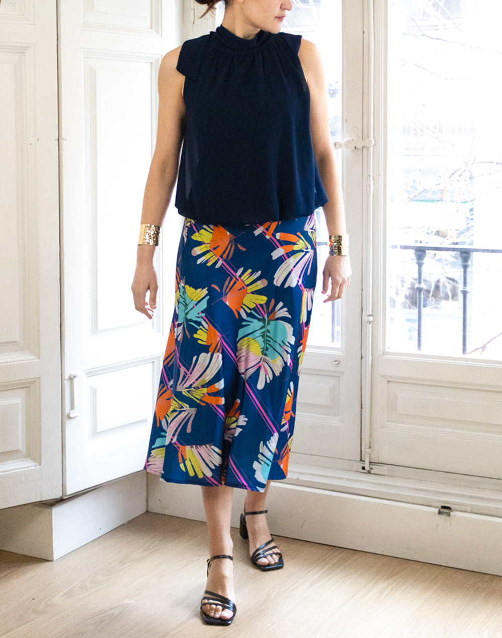 Falda al bies tropical multicolor azul marino muestrarios de ropa y moda de mujer vestir bien con talla grande plus