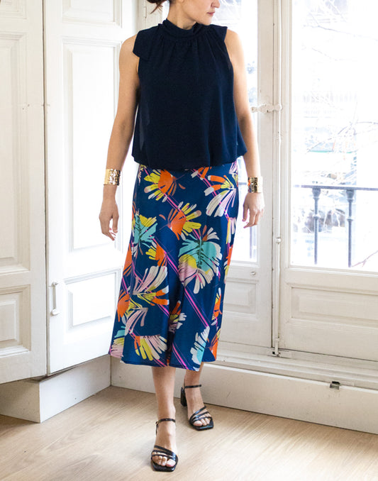 Falda al bies tropical multicolor azul marino muestrarios de ropa y moda de mujer vestir bien con talla grande plus