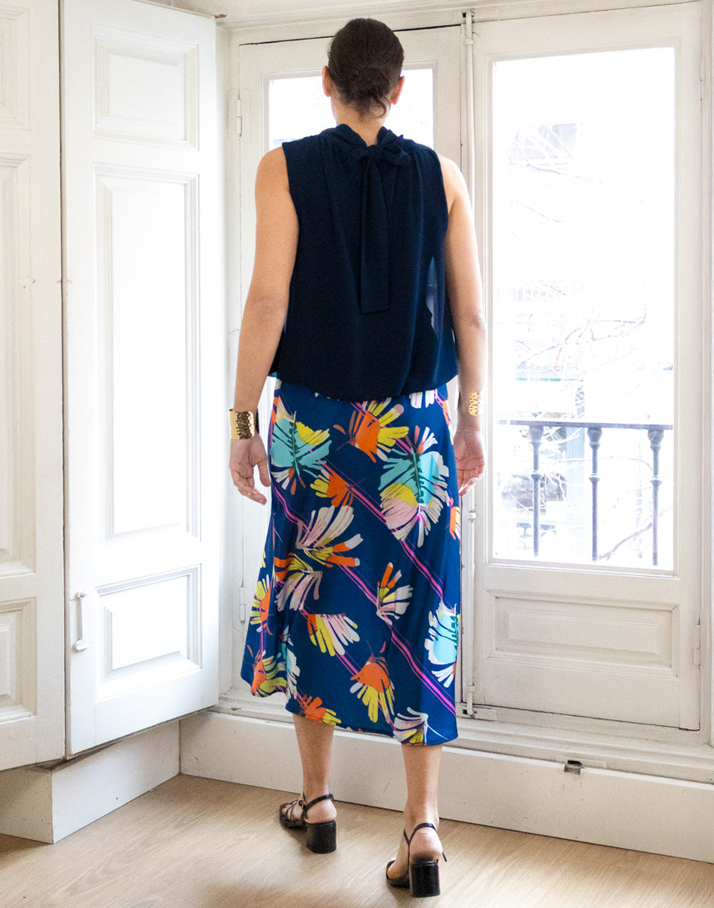 Falda al bies tropical multicolor azul marino muestrarios de ropa y moda de mujer vestir bien con talla grande plus