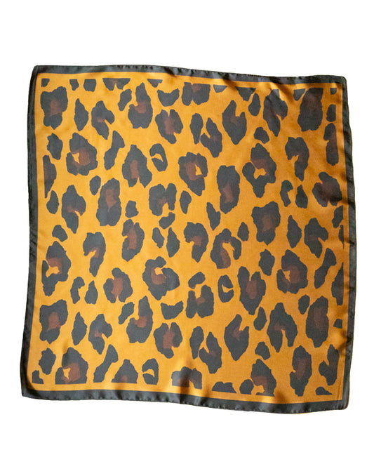 Pañuelo de seda con estampado animal print tienda de ropa mujeres muestrarios accesorios complementos seda animal print leopardo
