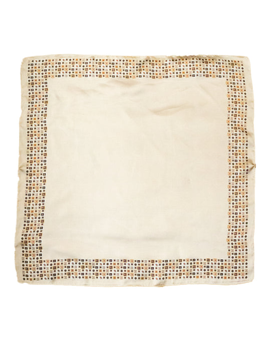 Pañuelo de seda con borde de mosaico sobre fondo beige tienda de ropa mujeres muestrarios accesorios complementos mosaico