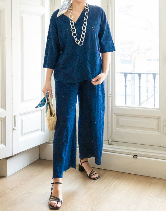 Pantalón con bordado inglés de flores azul marino muestrarios de ropa y moda de mujer vestir bien ideas mujer mediana edad