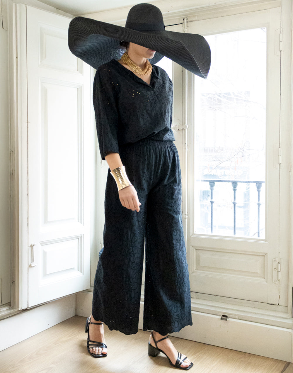Pantalón con bordado inglés de flores negro muestrarios de ropa y moda de mujer conjunto de verano