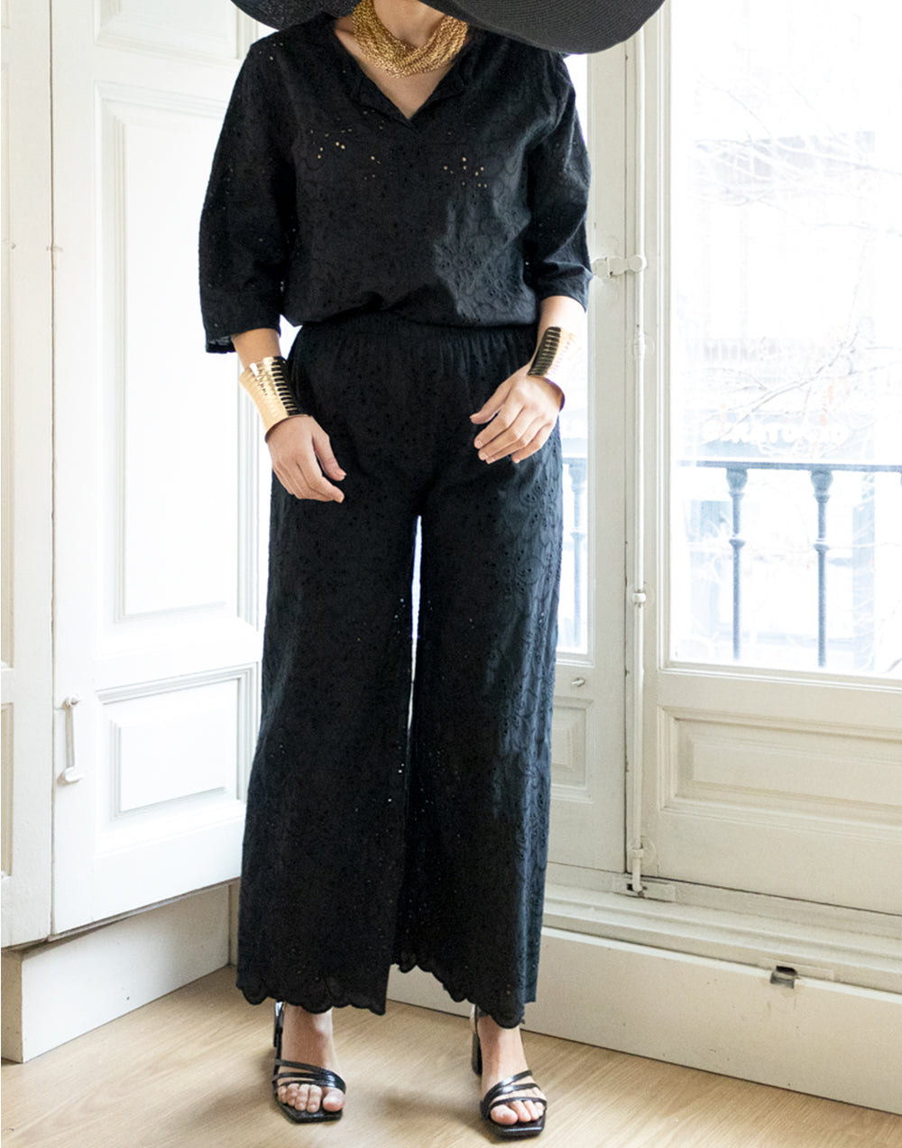 Pantalón con bordado inglés de flores negro muestrarios de ropa y moda de mujer conjunto de verano