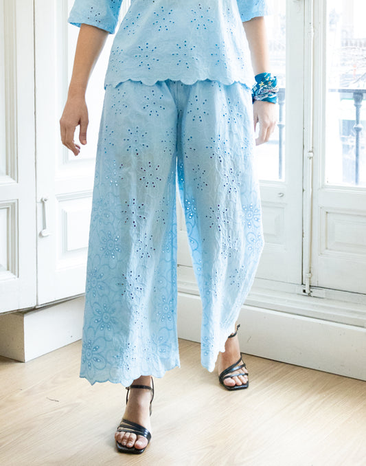 Pantalón con bordado inglés de flores azul claro muestrarios de ropa y moda de mujer vestir bien con ideas mujer mediana edad