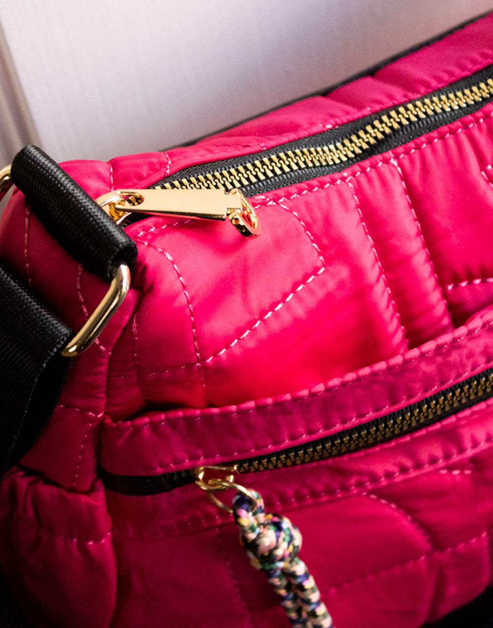 Bolso bandolera mediana guateada con diseño curvado rosa chicle tienda de ropa mujeres muestrarios bolsos bandolera correa ajustable detalle cordon bolsillos complementos accesorios coleccion