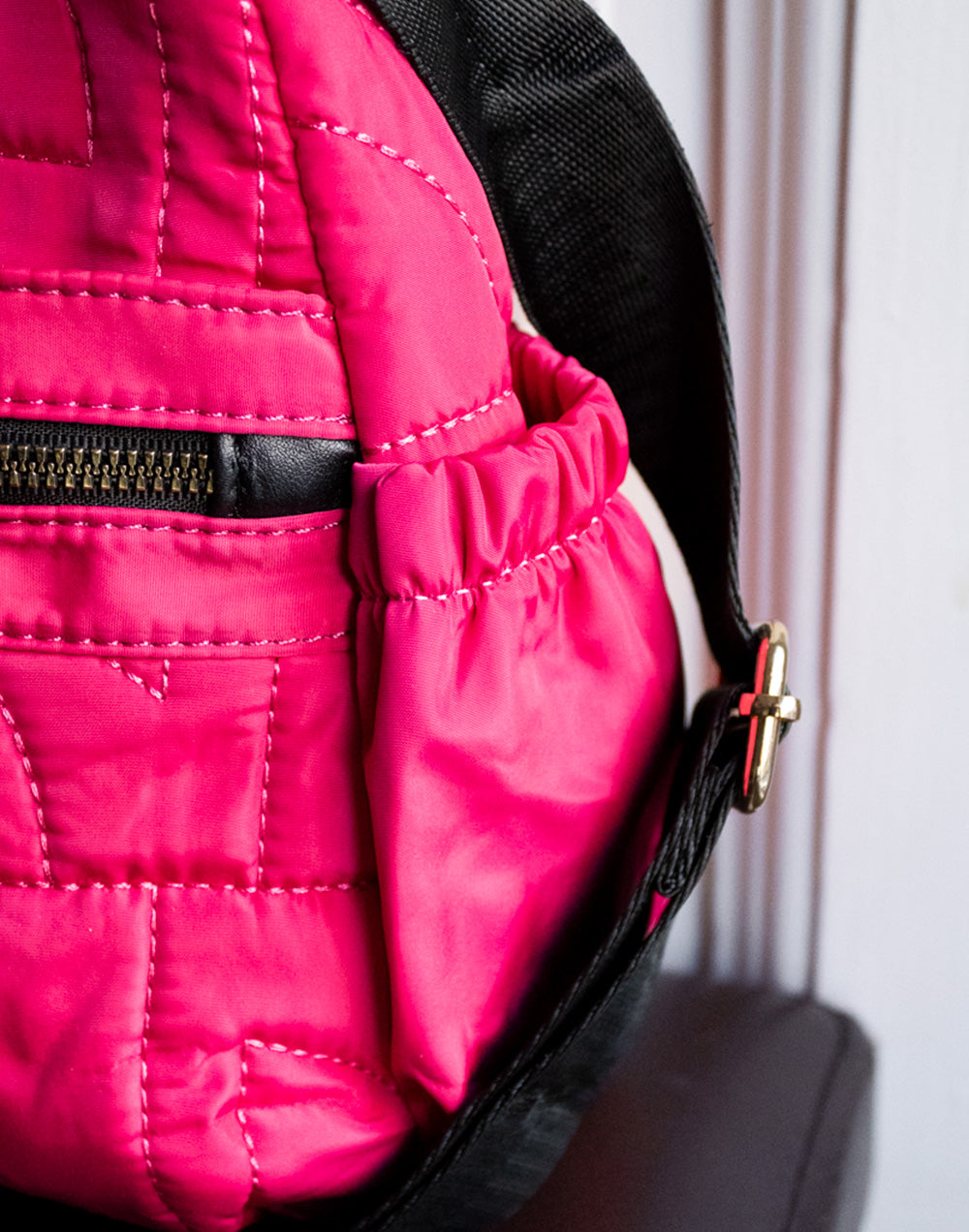 Bolso bandolera mediana guateada con diseño curvado rosa chicle tienda de ropa mujeres muestrarios bolsos bandolera correa ajustable detalle cordon bolsillos complementos accesorios coleccion