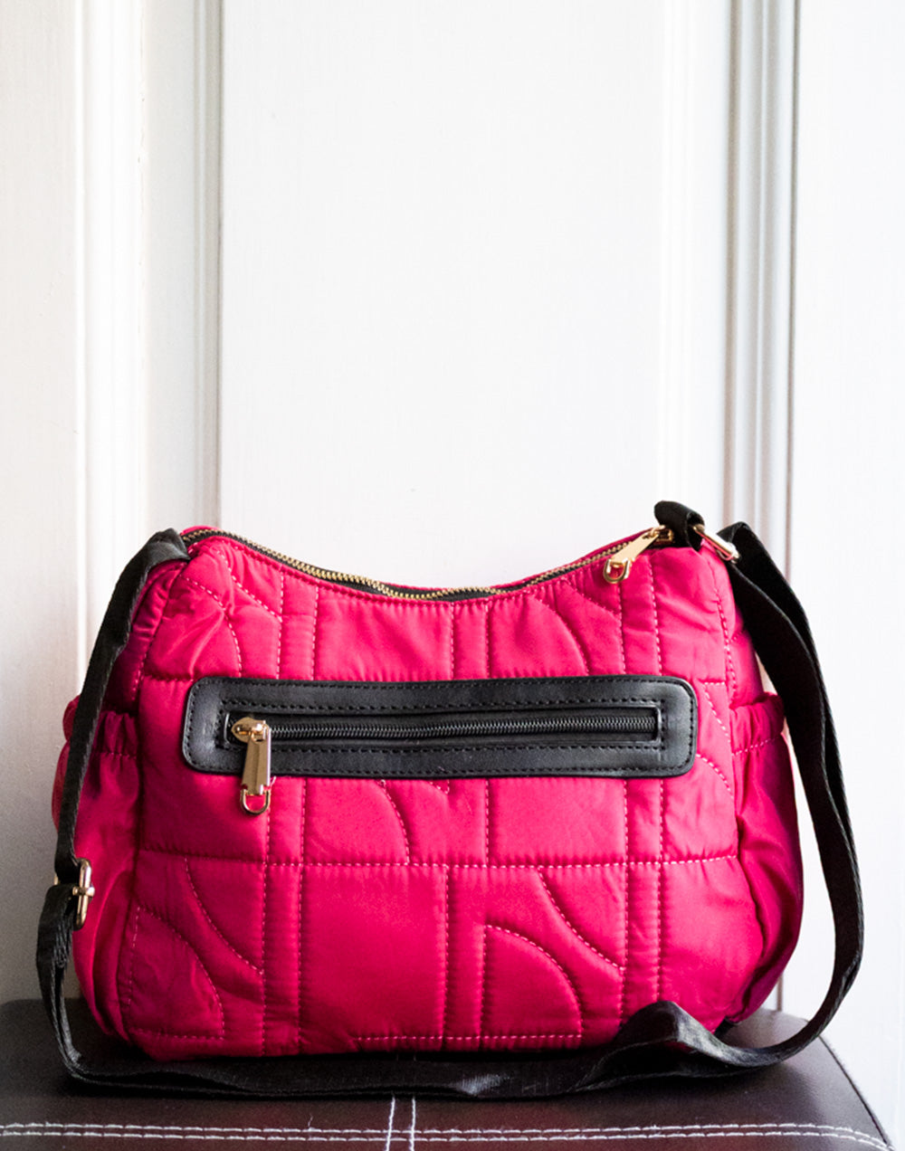 Bolso bandolera mediana guateada con diseño curvado rosa chicle tienda de ropa mujeres muestrarios bolsos bandolera correa ajustable detalle cordon bolsillos complementos accesorios coleccion
