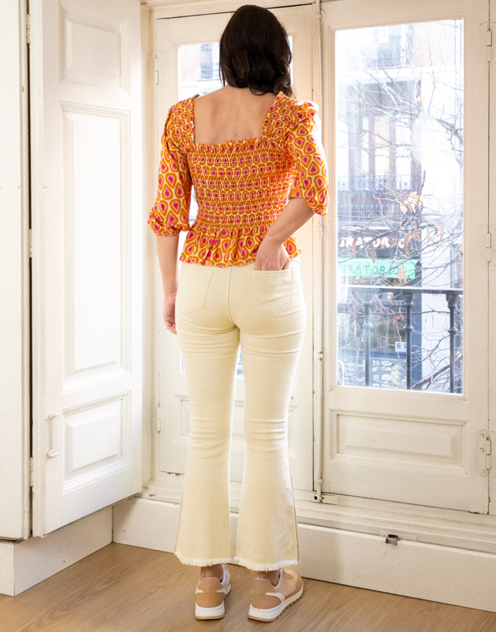 Pantalón cinco bolsillos acampanado con botones beige muestrarios de ropa y moda de mujer vestir bien pantalones de colores primavera