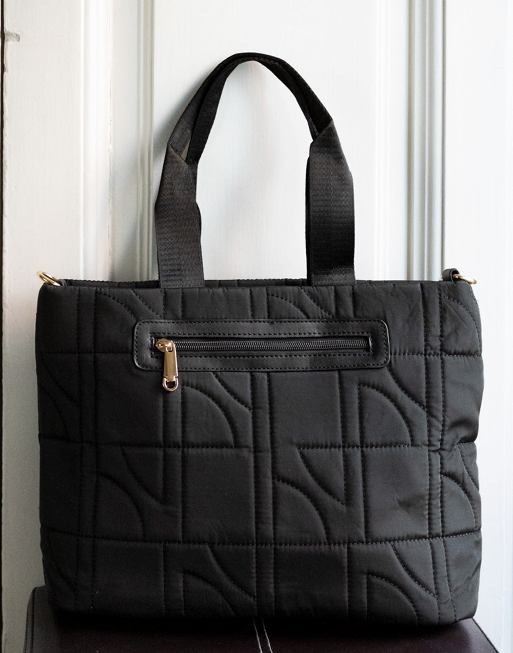 Bolso de mano mediano guateado negro tienda de ropa mujeres muestrarios bolsos guateado acolchado detalle cordon bolsillos cremallera correa extraible coleccion accesorios complementos
