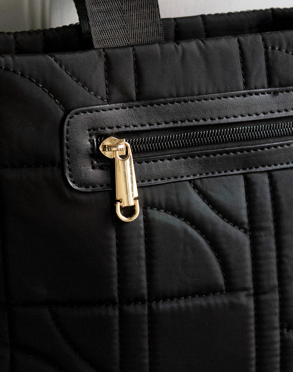 Bolso de mano mediano guateado negro tienda de ropa mujeres muestrarios bolsos guateado acolchado detalle cordon bolsillos cremallera correa extraible coleccion accesorios complementos
