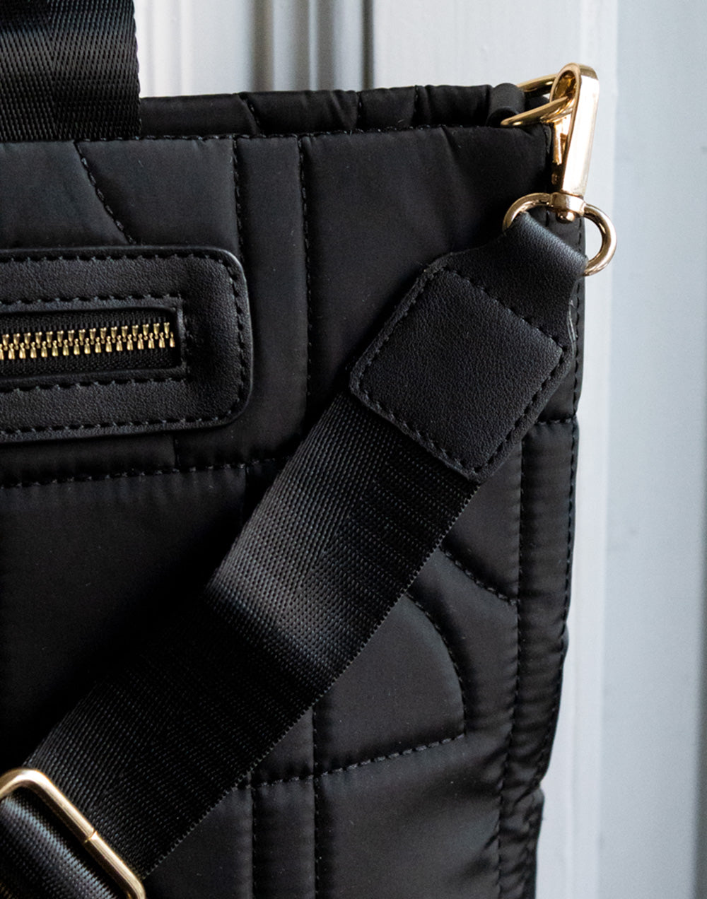 Bolso de mano mediano guateado negro tienda de ropa mujeres muestrarios bolsos guateado acolchado detalle cordon bolsillos cremallera correa extraible coleccion accesorios complementos